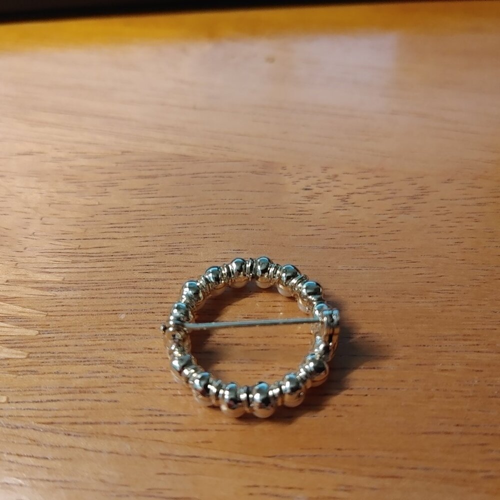 Vintage Faux Seed Pearl Gold Tone Circle Brooch - Picture 5 of 7